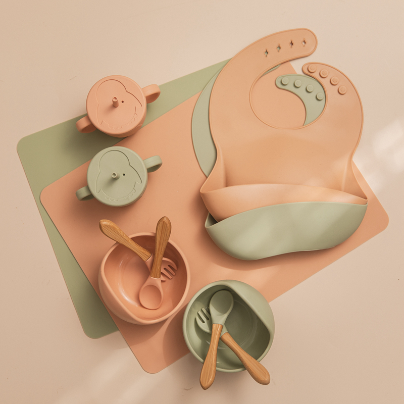 6PCS/Set Baby Feeding Tableware BPA Free Food Grade Silicone Bowl Bib Placemat Fork Spoon Feeding Cup Set 6PCS/Set Baby Feeding Tableware BPA Free Food Grade Silicone Bowl Bib Placemat Fork Spoon Feeding Cup Set